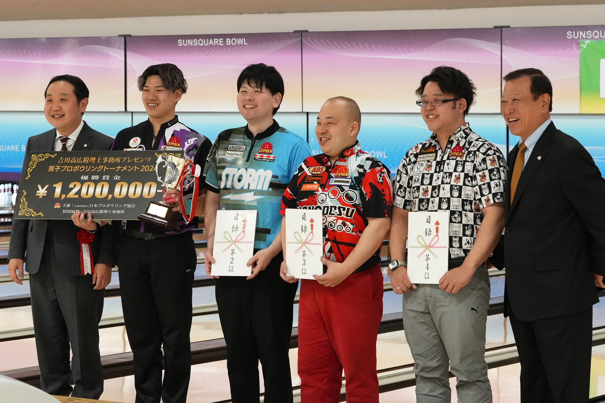 特別協賛の吉川高広税理士事務所長、藤永、内藤、山本、大久保、JPBA谷口健会長